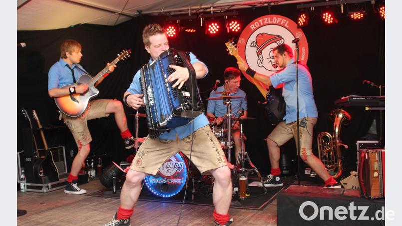 "Rotzlöffl" in Action. In Flossenbürg sorgen die Boarisch-Rocker zur Eröffnung der Kirwa im Festzelt gleich für einen Kracher. war