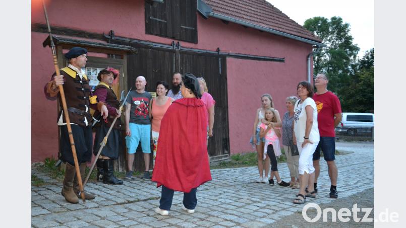Neben der Geschichte um Matere erfährt der Besucher vieles über Schloss Burgtreswitz bei der Erlebnisführung mit der Schauspieltruppe „Gensbloud &amp; G’schling“.
Die Soldaten fordern am Eingang Pflasterzoll. gi