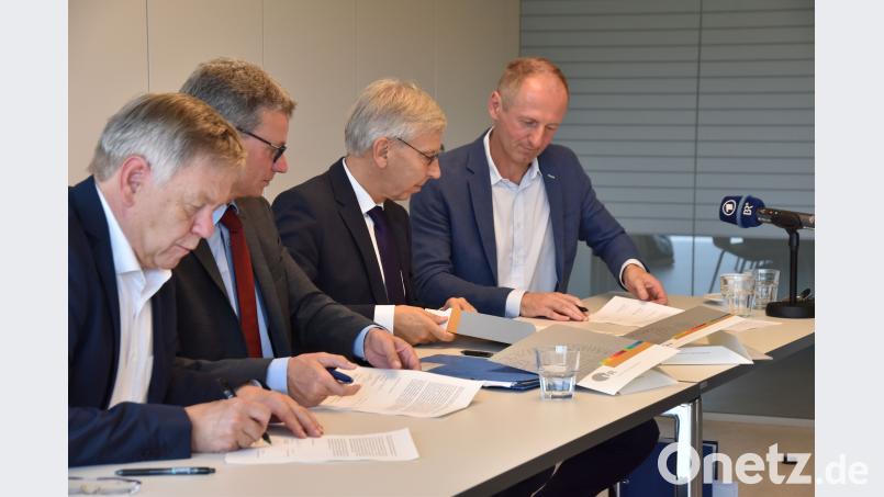 Karl Freller (von links), Bernd Sibler, Udo Hebel und Jörg Skriebeleit unterzeichnen den Kooperationsvertrag von Universität Regensburg und KZ-Gedenkstätte Flossenbürg. Pausch, Alexander