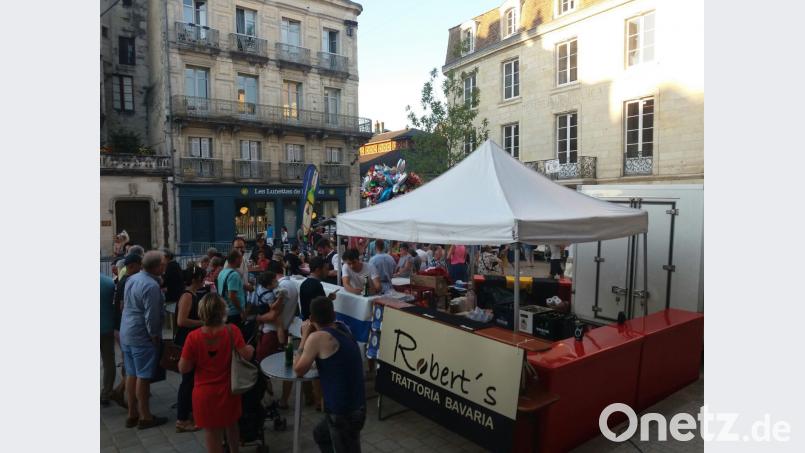 Der Stand von Robert's Trattoria Bavaria in der Altstadt von Périgueux: Robert Schaarschmidt leistete einen kulinarischen Beitrag zur französischen Schlemmernacht. exb