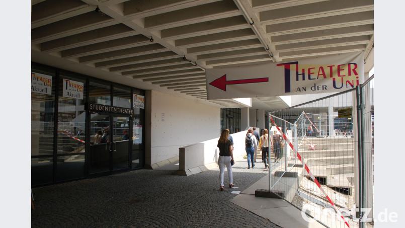 Namenswirrwarr: Über dem Eingang zum Theatersaal an der Universität prangt die Aufschrift „Studententheater“. Daneben wurden Plakate angebracht, auf denen „Theater an der Uni“ steht. Die Theatergruppe „ueTheater“ lädt stets ins „Elly Maldaque Theater“ ein. Hanna Gibbs