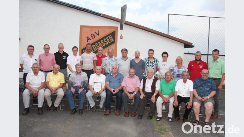 Lanjährige Vereinsmitglieder, die dem ASV schon seit 25, 40 und 50 Jahren die Treue halten, wurden bei einem Festkommers ausgezeichnet. Im Bild die Geehrten zusammen mit Bürgermeister Bernd Sommer (2. von links, stehend). kro
