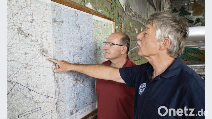 Überwachung nach Plan: Pilot Horst Schreyer (rechts) bespricht mit Luftbeobachter Hubert Blödt die Flugroute. hbe