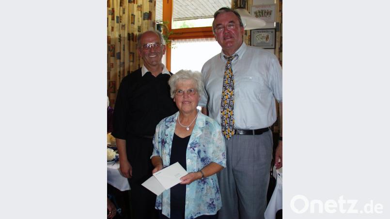 Bereits zum 15-jährigen der MS-Gruppe stand Gisela Maier im Mittelpunkt der Feier und wurde vom damaligen Stadtpfarrer Franz Winklmann (links) und Bürgermeister Josef Zilbauer (rechts) für ihr Engagement gewürdigt. 15 Jahre sind seither schon wieder vergangen. dob