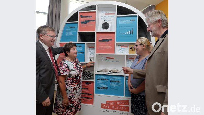 Oberbürgermeister Michael Cerny, Heimleiterin Renate Rauch, Kristina Krötzsch von Sega und Georg Pilhofer (von links) von der gerontopsychiatrischen Koordinationsstelle Oberpfalz vor der Wanderausstellung, die derzeit im Heilig-Geist-Stift zu sehen ist. Wolfgang Steinbacher