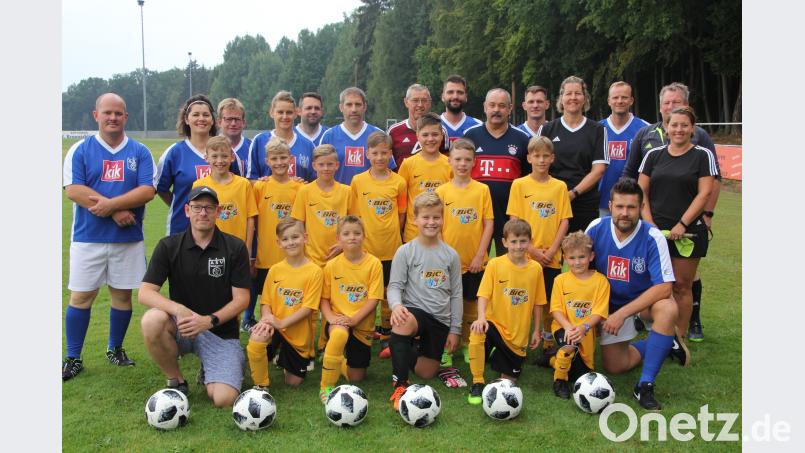 Historisches Gruppenbild der E- und F-Junioren des ASV Waldsassen mit ihren Eltern. Der Sieg ging an die Kinder. Das Schiedsrichter-Gespann´hatte mit der fairen Partie keinerlei Probleme. kro