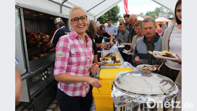 Sau am Spieß wieder die Attraktion gleich zu Beginn am Samstagabend. ral