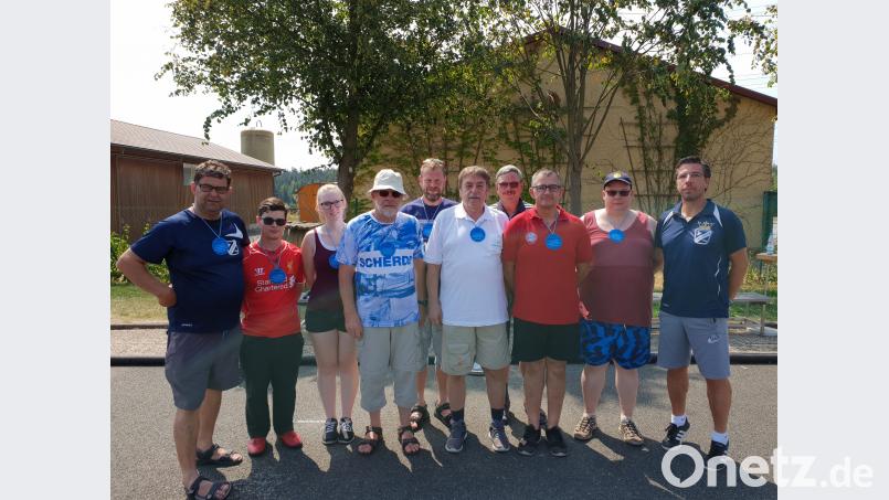 Die besten Teams des 1. Hobbyturniers mit EC-Konnersreuth-Vorsitzendem Otto Gradl (rechts) und Stellvertreter Rainer Walenta (links). exb
