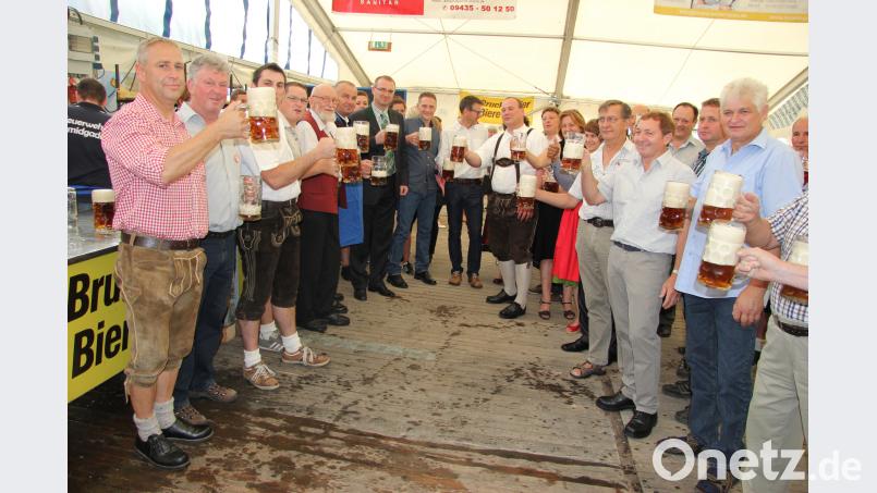 Alle werden wieder anstoßen auf ein gutes Gelingen, ral