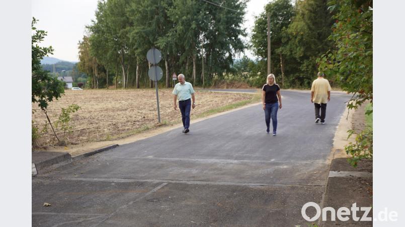 Die Straße in Lenau zur Eisenbahnbrücke ist wieder topp in Ordnung. Bürgermeister Günter Kopp und Geschäftsführerin Kathrin König (von links) überzeugen sich.
Ab der Bahnbrücke erhielt die Straße einen neuen Belag. bkr