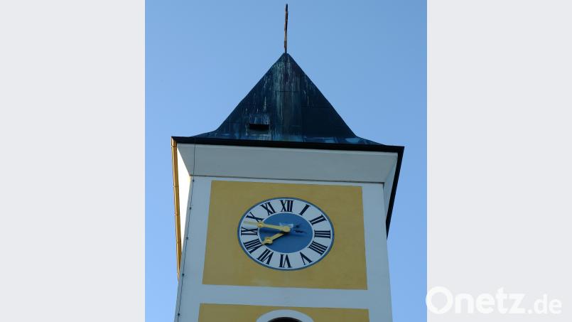 Die Beteiligung der Gemeinde an der Instandhaltung von Kirchturmuhren ist eine freiwillige Aufgabe, erläuterte amtierender Zweiter Bürgermeister Franz Grabinger die Rechtslage. Der Gemeinderatsbeschluss vom 29. April 1985 regelt generell die Übernahme der Unterhaltslast der Kirchturmuhren im gesamten Gemeindegebiet. Der Betrag in Höhe von 198,73 Euro für eine bereits durchgeführte Reparatur der Kirchturmuhr der St.-Ulrich-Kirche in Schwarzach wird übernommen. Die Kosten von 714 Euro für eine bevorstehende Schadensbehebung ist nach Vorlage der Rechnung anzuweisen. ohr