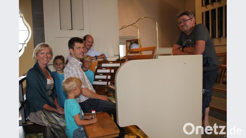 Kirchenmusiker Christian Farnbauer war nicht nur bei der musikalischen Gestaltung des Familiengottesdienstes als Leiter des Projektchors im vollen Einsatz, sondern auch nachmittags bei Orgelführungen und Kirchturmbesteigungen. (ads)