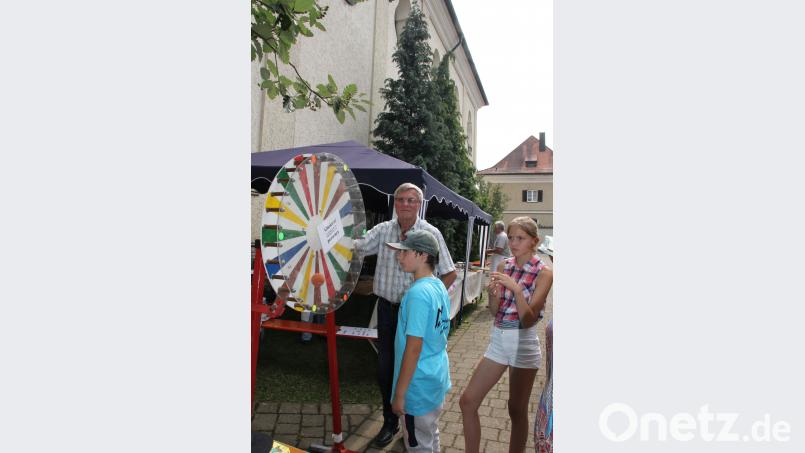 Gut frequentier war das Glücksrad des Fördervereins der Pfarrei, die mit dem Erlös die Sanierung des Kirchendachs finanziell unterstützt. (ads)
