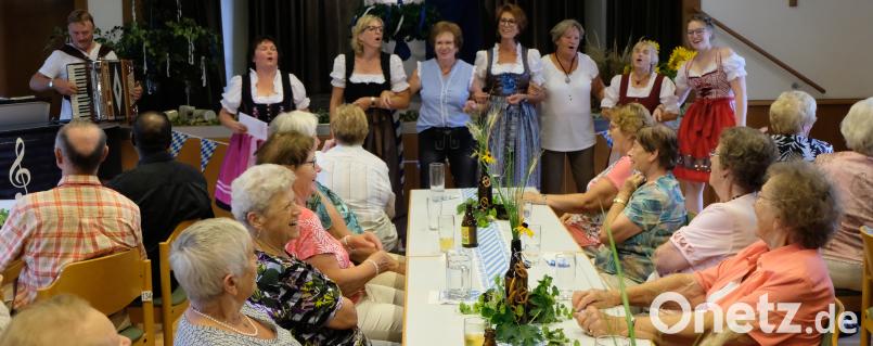 Kräftig gesungen und geschunkelt wird zu den G'stanzeln, die Brigitte Beer (stehend, links) mit ihrem Team vorträgt. le