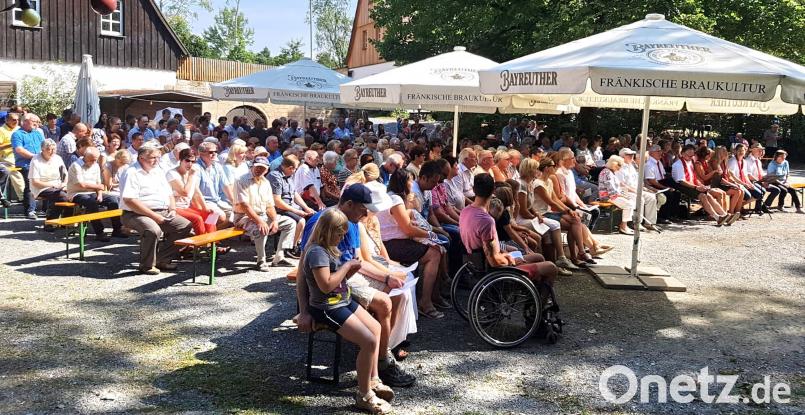 Rund 300 Gläubige kommen zum Freiluftgottesdienst bei der Tauritzmühle. hai