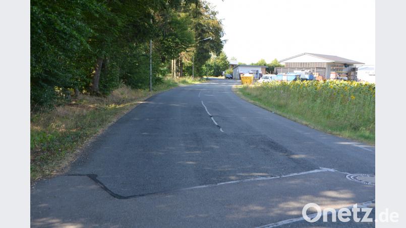 Der Ausbau des Hütbrunnenwegs verlangt eine Vollsperrung. Bis zum Oktober müssen sich Autofahrer gedulden. Schäden sind deutlich zu sehen. dob