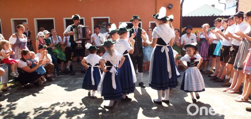 Tanz des Trachler Nachwuchses e