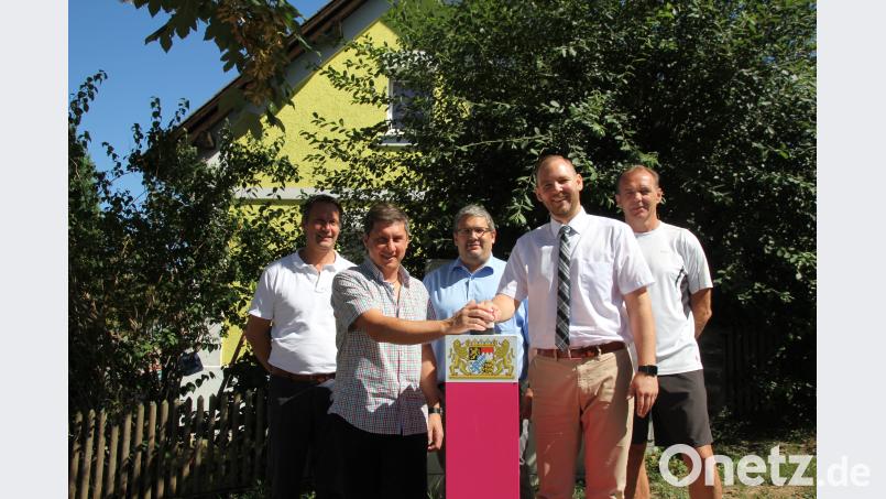 Mit einem symbolischen Knopfdruck ist das „schnelle Internet vor einem Verteiler durch Bürgermeister Gerald Reiter (Zweiter von links) und dem Regionalmanager der Deutschen Telekom, Enrico Delfino (Vierter von links), in Betrieb genommen worden. Mit dabei: Gemeinderat Peter Semmler (links), der Geschäftsleiter der VG Schönsee, Matthias Jeitner (Mitte) und Gemeinderat Reinhold Lampl. frd