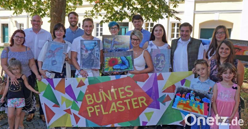 Strahlende Gesichter gab es bei der Preisverleihung mit (von links) Kunstlehrerin und Jurorin Eva Konz, Oberbürgermeister Oliver Weigel, Gewinnerin Barbara Hörl, Festivalleiter Dominik Hartmann, Gewinner Martin Thüring, Gewinnerin Tatjana Thüring, Gewinnerin Teresa Bühring, ESM-Marketingleiter Stefan Rosenbaum, Gewinnerin Laura Rothe, Festivalleiter Sebastian Macht, Gewinnerin Sarah Mratzek und dem Team des Neuen Kinderhorts am Klinikum. exb