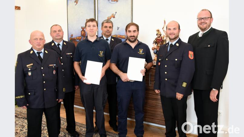 Landrat Andreas Meier (vorne, von rechts) und Kreisbrandrat Marco Saller ernannten Manuel Bock und Gregor Neumeier zu den neuen Leitern der UG-ÖEL. Dazu gratulierten auch die Kreisbrandinspektoren Martin List (von links), Martin Weig und Wolfgang Schwarz. bgm