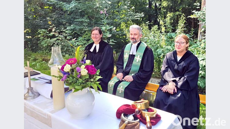 Vikarin Kathrin Spies und Prodekan Dirk Grafe gestalten zusammen mit Religionspädagogin Stefanie Hopp (von links) den Freiluftgottesdienst. hai