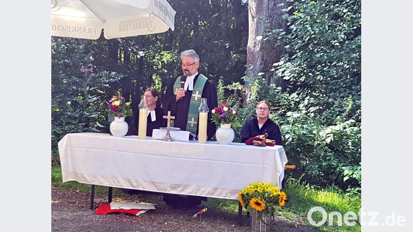 Vikarin Kathrin Spies und Prodekan Dirk Grafe gestalten zusammen mit Religionspädagogin Stefanie Hopp (von links) den Freiluftgottesdienst. hai