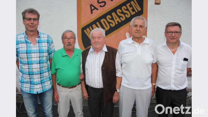 Der besondere Stolz des ASV Waldsassen, die anwesenden Gründungsmitglieder. Unser Bild zeigt von links 2. Vorsitzenden Robert Hahn, Hemut Tragl, Konrad Giehl, Richard Böhme und Vorsitzender Günther Heß. kro