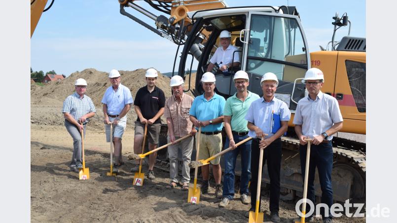 Mit dem offiziellen Spatenstich begann die Erschließung des neuen Baugebietes "Westlich der Nabburger Straße Bauabschnitt III". bnr