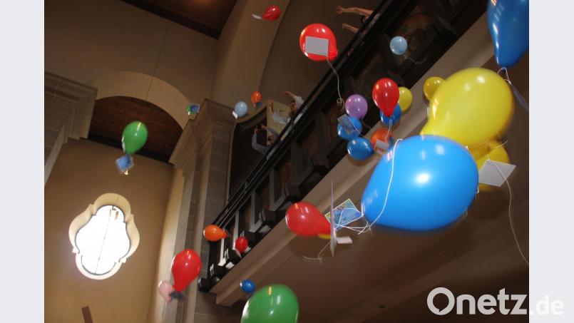 Für Spannung und Freude sorgte der Luftballonregen mit Wunschkarten für ein glückliches Leben am Ende des Familiengottesdienstes, der das Pfarrfest einläutete. (ads)