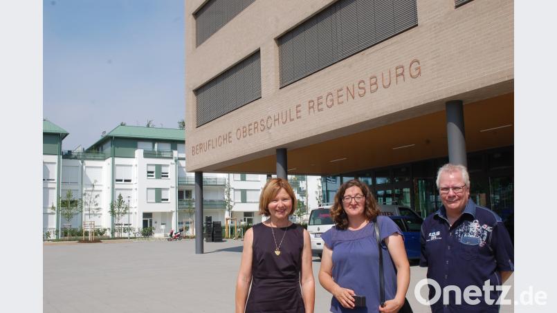 SPD-Landtagsabgeordnete Margit Wild (von links) sowie Anna Forstner und Sandro Fleischmann, Lehrer und GEW-Vertreter, riefen in Regensburg dazu auf, Lehrkräfte im Sommer nicht mehr in die Arbeitslosigkeit zu schicken. Hanna Gibbs