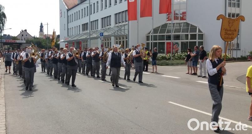 Die rund 40 Musiker der Werkvolkkapelle Schlicht mit Dirigentin Sabine Kredler sind beim Musikfest &quot;Klingendes Cha,&quot; ordentlich ins Schwitzen gekommen. sak