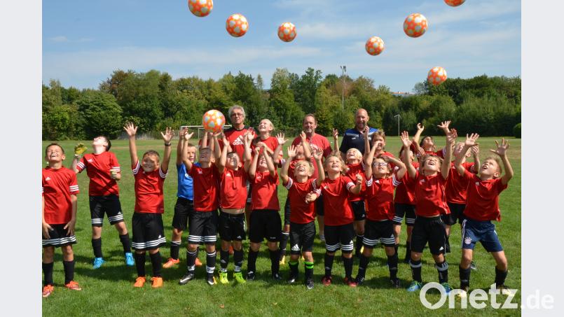 21 Jungs und Mädels sind auch heuer wieder bei den &quot;SuperStarSoccer&quot;-Fußballcamp-Tagen im Sportzentrum dabei und haben viel Spaß. dob