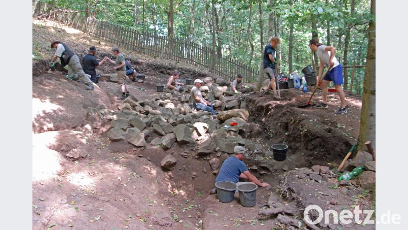 Der untere Ringwall, die erste Verteidigungsbefestigung am Fuße der Geröllhalde, ist auch heuer wieder ein Schwerpunkt der Ausgrabungen. Dr. Hans Losert (Dritter von links) berichtete, dass in diesem Bereich zwischen den angehäuften Vulkansteinen bereits besonders viele Fundstücke entdeckt wurden. ow