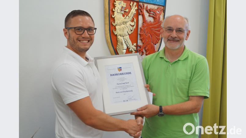 Eine Dankurkunde für zehnjährige Arbeit als zweiter Bürgermeister übergibt Bürgermeister Ernst Lenk (links) an seinen Stellvertreter Josef Robl. du