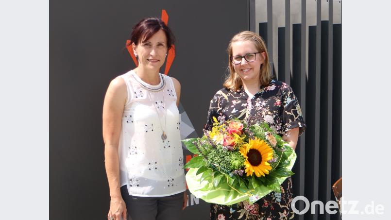 Bürgermeisterin Tanja Schiffmann verabschiedet Susanne Moldaschl (rechts) mit Blumen. exb