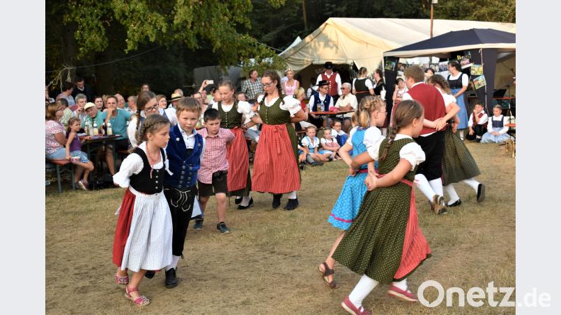 Zeltlager im Grafenwöhrer Waldbad: Die Kinder und Jugendlichen vom Gauverband Oberpfalz zeigen ihr Können bei einem Heimatabend. rgr