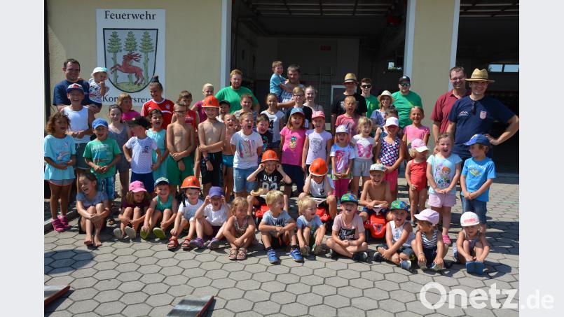Großes Interesse fand das &quot;Spiel ohne Grenzen&quot; der Feuerwehr und des Burschenvereins. 45 Kinder genossen bei der Hitze die kühlenden Wasserspiele. jr