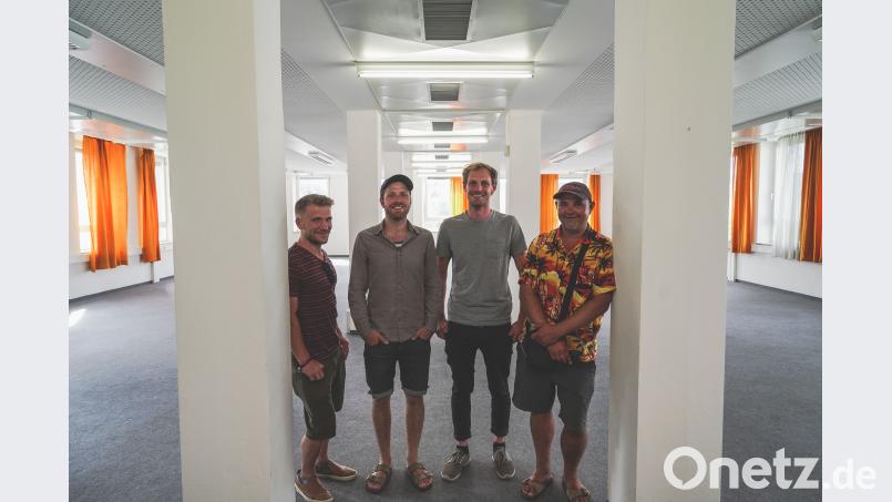 Ein Großraumbüro in der ehemaligen Hauptpost wollen sie in einen Live-Club verwandeln. Die „Sündikat“-Mitstreiter (von links) Georg Weig, Lukas Höllerer, Christian Gold und Roland Pötzl basteln an der „Sünde 2018“. Lukas Meister