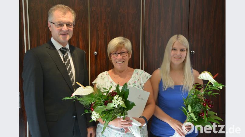 Gerhard Freundl von der gleichnamigen Mitterteicher Steuerberaterkanzlei ehrte Brigitte Schröter (Mitte) und Sandra Schön. jr