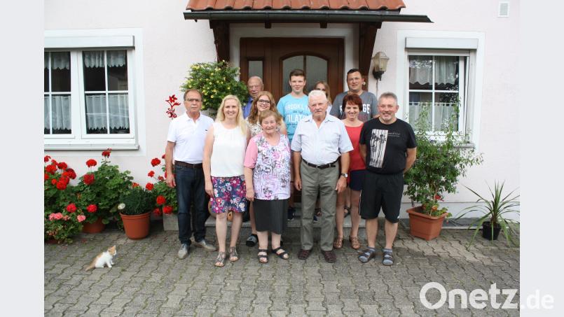 Im Kreis von Familie und Freunden feierten Christa und Willi Steiner aus Friedersreuth (vorn Mitte) Goldene Hochzeit. bjp