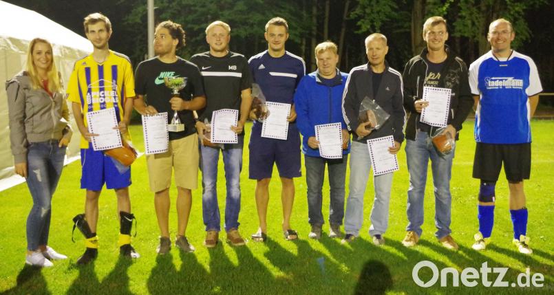 Die Spielführer der beteiligten Mannschaften mit dem Vorsitzenden des Magdalena-Neuner-Fanclubs, Stefan Niebler (rechts), und seiner Stellvertreterin Julia Kempf (links). no