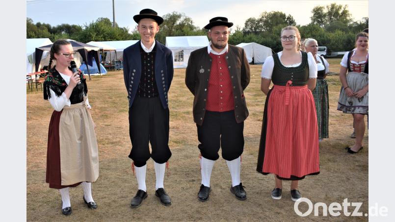 Zeltlager im Grafenwöhrer Waldbad: Die Kinder und Jugendlichen vom Gauverband Oberpfalz zeigen ihr Können bei einem Heimatabend. rgr