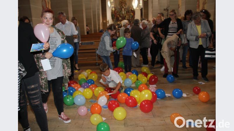 Für Spannung und Freude sorgte der Luftballonregen mit Wunschkarten für ein glückliches Leben am Ende des Familiengottesdienstes, der das Pfarrfest einläutete. (ads)