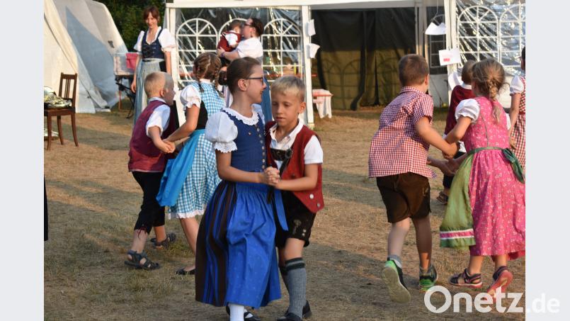 Zeltlager im Grafenwöhrer Waldbad: Die Kinder und Jugendlichen vom Gauverband Oberpfalz zeigen ihr Können bei einem Heimatabend. rgr