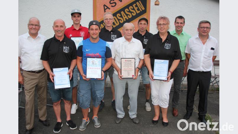 Langjährige Vereinsfunktionäre und Spieler wurden ebenso ausgezeichnet. Von links BFV-Kreisvorsitzender Siegfried Tabbert, Jürgen Altnöder, Jan Altrock, Andreas Bergauer, Stefan Männer, Franz Malzer, der zum Ehrenmitglied ernannt wurde, Markus Strobl, Erika Zinnecker, BLSV-Kreisvorsitzender Andreas Malzer und ASV-Vorsitzender Günther Heß. kro