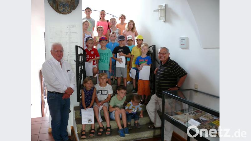Die Kinder bei ihrer Zeitreise im Stiftlandmuseum, zusammen mit Manfred Brunner (rechts) und Walter Fiedler. kgg