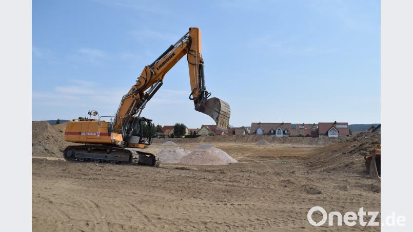 Riesige Erdbewegungen sind notwendig, um das Gelände hochwassersicher zu machen. bnr