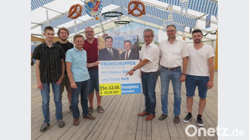 Matthias Wöhrl, Peter Ferber, Tobias Reiß, Armin Schinner, Werner Nickl, Hans Prieschenk und Marco Schäffler (von links) haben das neue Datum „12.8. 18 Uhr“ deutlich sichtbar am Plakat angebracht. jzk