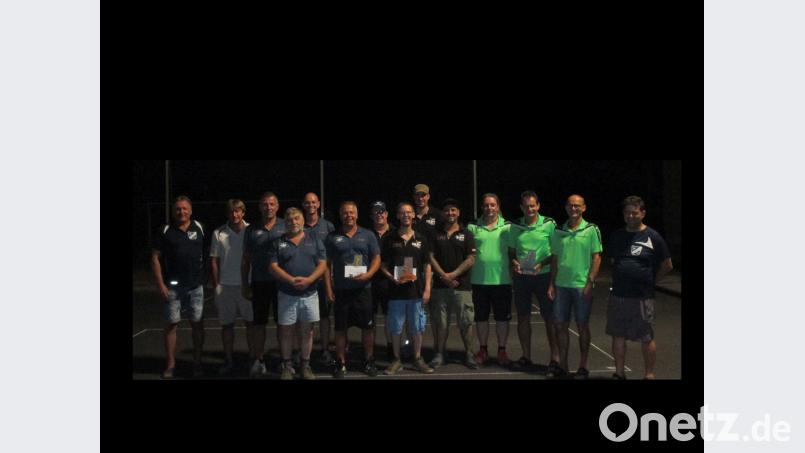 Die Siegerteams des traditionellen Abendturniers zusammen mit Manfred Rosner vom EC Konnersreuth und Schiedsrichter Michael Ryba (von links). exb