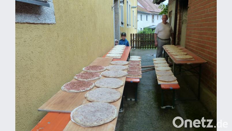 Speck- und Schmierkuchen warten auf das „Einschiessen“ durch Bäckermeister Herbert Seer – zwei hungrige Abnehmer stehen schon bereit. bir